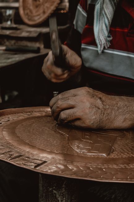 Крупный план барельефа с цветочным орнаментом на стене